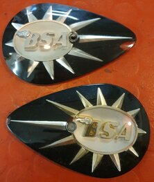 40-8122/3 SET emblemen, peer vormig zwart kunsstof