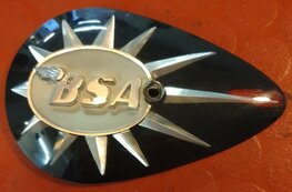 40-8123 Tankbadge, peer vormig zwart kunststof Links