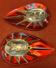 40-8014/5 Set emblemen, kunsstof peervormig rood