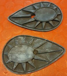 68-8088 SET rubbers, achter peer vormig kunststof embleem 1965-1967