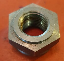 68-3320 Centrale moer, op hoofdas