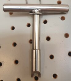 EMW-142 Schroevedraaier, moer koppelingsveer