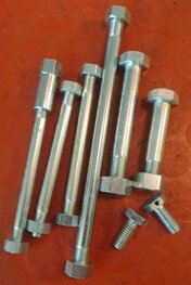 EMW-633A4 Set bouten, draadeinden, ringen en moeren door frame en schertsplaten plunjer