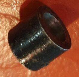 42-4071 Afstandbus voorste schertsplaat / frame